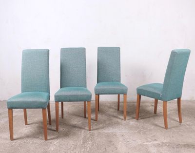 KARE DESIGN. Suite de quatre chaises à piétement en bois, ga…