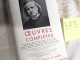 un livre posé sur une table, avec la photo d'un homme sur la couverture