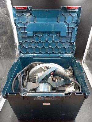 une boîte à outils bleue avec des outils à l'intérieur