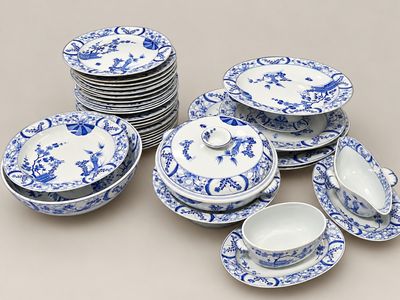 service de table en porcelaine bleue et blanche orné de motifs floraux bleus et blancs