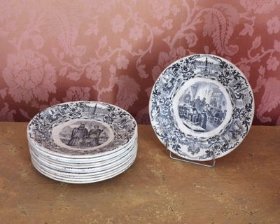 deux assiettes posées sur une table