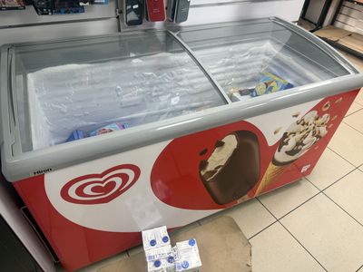 une machine à glaces posée par terre
