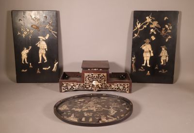 trois œuvres d'art posées sur une table