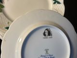 deux assiettes posées sur une table
