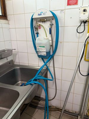 un tuyau bleu raccordé à un évier de cuisine