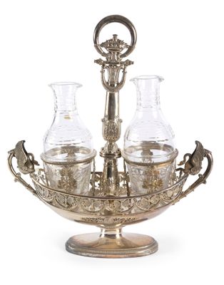 un plateau en argent sur lequel sont posés trois vases en verre