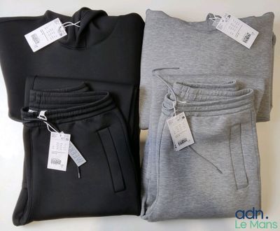 trois paires de pantalons de survêtement pour homme, encore étiquetés