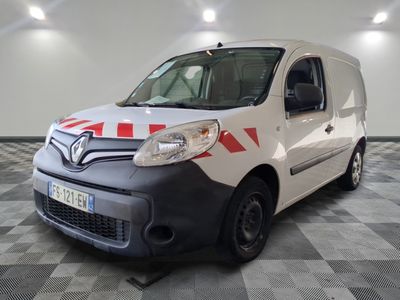 une camionnette blanche à rayures rouges et blanches garée dans une pièce