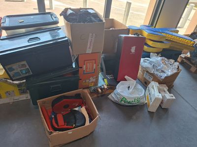 une pile de bagages posée par terre devant une fenêtre