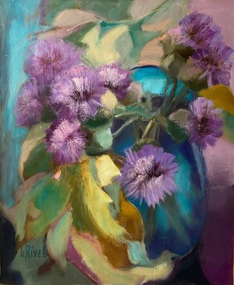 tableau représentant des fleurs violettes dans un vase bleu posé sur une table