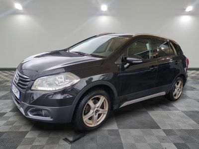 la photo d'une voiture noire garée dans un garage