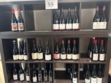 de nombreuses bouteilles de vin sur les étagères du magasin