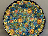 un gros plan d'une assiette colorée posée sur une table