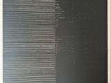 une photo en noir et blanc d'un tableau accroché au mur