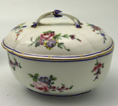 SEVRES XVIIIe Sucrier sur sa base en porcelaine tendre, déco…