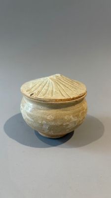 REUNION DE CINQ BOLS et UN POT A ONGUENT en porcelaine, grès…