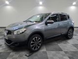 Le SUV Nissan argenté est garé dans une grande pièce.