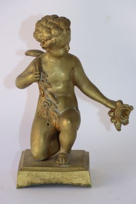 une statue en or représentant un enfant tenant une fleur