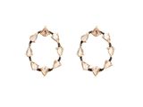 une paire de boucles d'oreilles en or ornées de pierres noires et blanches