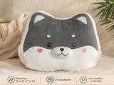 un oreiller avec l'image d'un chat dessus