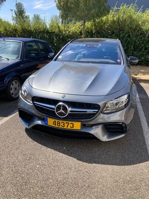 La Mercedes Classe S est garée sur un parking, à côté d'autres voitures