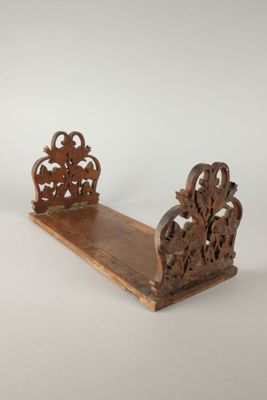 paire de serre-livres anciens en bois sculpté sur fond blanc
