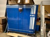 une machine bleue qui se trouve dans un entrepôt