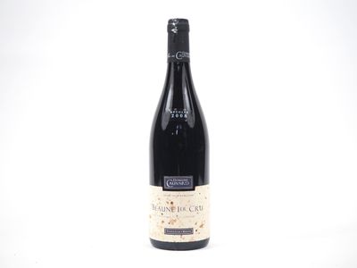 la bouteille de vin est posée sur une surface blanche