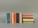 une pile de livres posés les uns à côté des autres sur une table