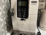 une machine à café posée sur un comptoir dans une cuisine