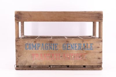 une boîte en bois sur laquelle est accrochée une pancarte indiquant « Compagne Générale »