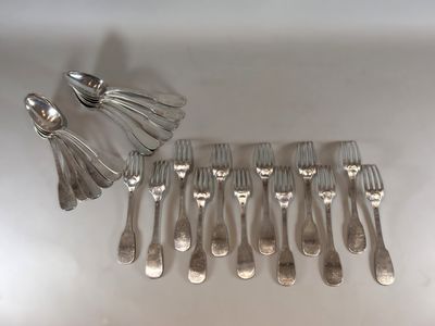 un grand nombre de fourchettes et de cuillères posées sur une table