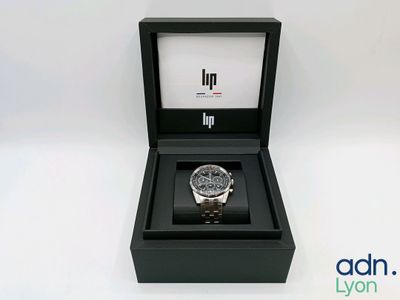 l'image d'une montre dans une boîte sur une surface blanche