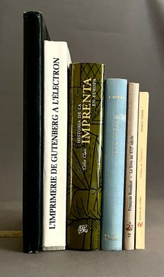 beaucoup de livres qui traînent sur une étagère