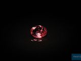 un diamant rouge dans l'obscurité