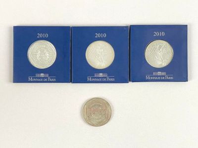 three quarters of the united states are shown next to a quarter