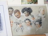 il y a beaucoup de dessins sur le mur de cette pièce
