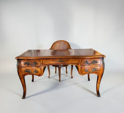 une image représentant un bureau avec une chaise posée dessus
