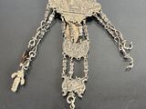 une photo d'un collier en argent et en or orné d'une croix