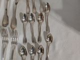 beaucoup de cuillères et de fourchettes en argent sur la table