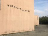 Photo de l'Hôtel des Ventes, prise depuis le parking