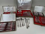 de nombreux articles d'argenterie dans un coffret posé sur une table