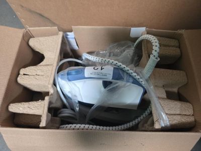 une boîte posée par terre, contenant une souris d'ordinateur