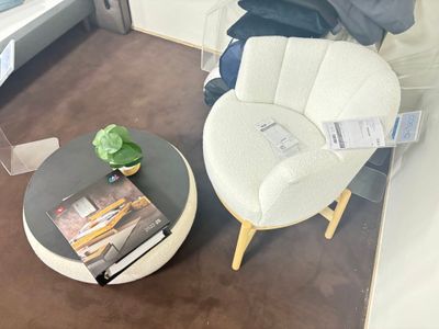 Fauteuil en tissu bouclé beige (prix de vente 1370€), petite… - Photo 1