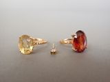 deux bagues et une bague sertie d'une pierre, posées sur une table