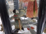 une vitrine sur laquelle figure la photo d'un homme et d'une femme