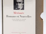 un livre sur lequel figure la photo d'un homme en costume-cravate