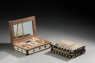 deux boîtes posées l'une à côté de l'autre sur une table