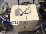 une petite machine posée sur le sol