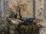 un tableau représentant un vase de fleurs et une corbeille de fruits posés sur une table